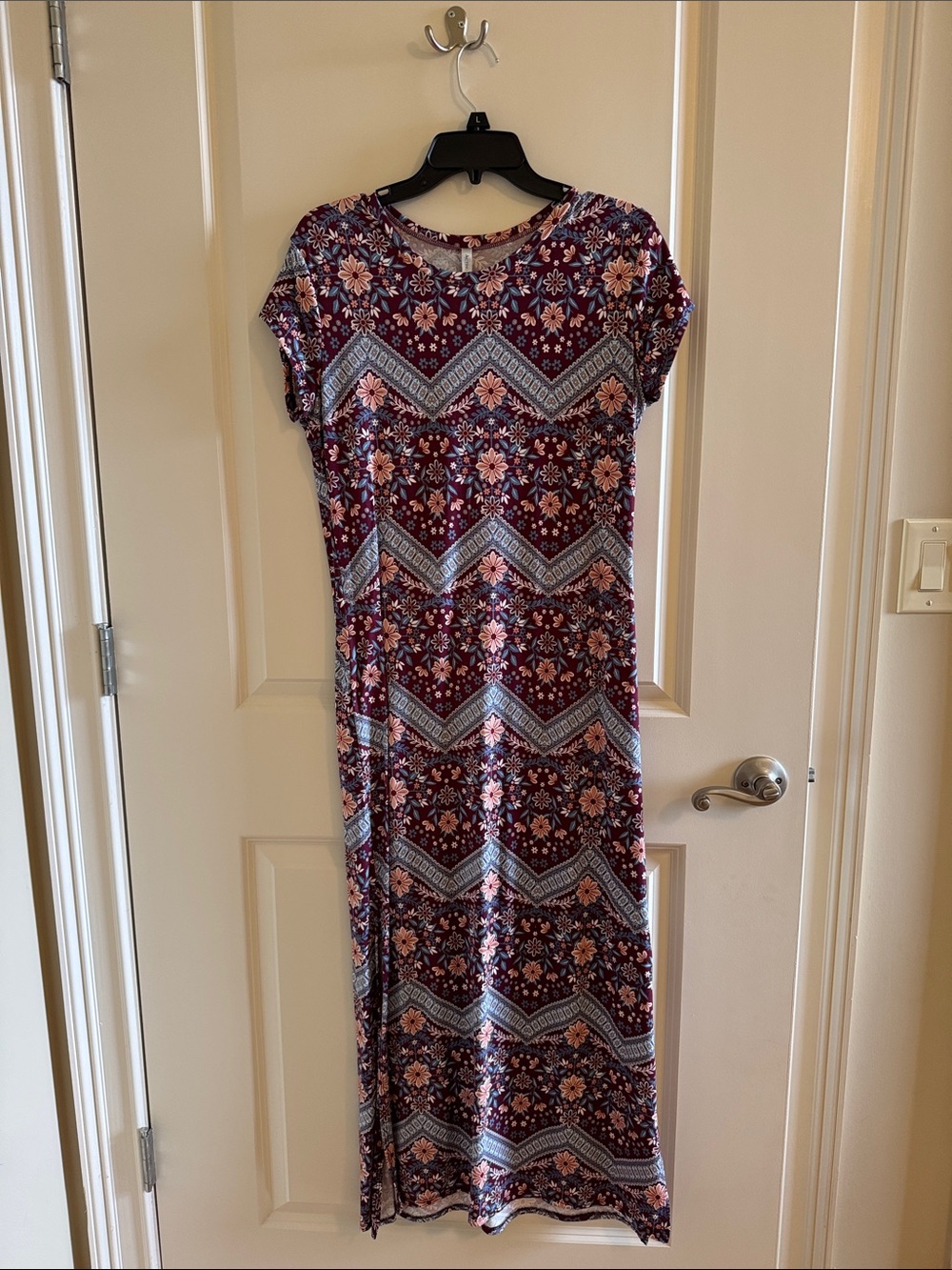Acting Pro Burgundy Floral Chevron Maxi Dress. Large